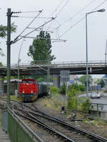 Die AVG fährt im Umland von Karlsruhe auch einen Teil des lokalen Güterverkehrs. AVG-Lok 469 kommt am 5.7.18 gerade aus dem nördlichen Teil des Karlsruher Rheinhafens und unterquert hier gerade den Überflieger Rheinhafenstraße.