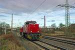 Von Duisburg kommend durchfhrt die Railflex Lok 3 am 27.12.2021 solo den alten Bahnhof Lintorf.