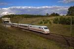 br-401-ice-1/924145/die-strecke-berlin-stralsund-liegt-etwas-abseits Die Strecke Berlin-Stralsund liegt etwas abseits der gro�en Fernverkehrsverbindungen und doch gibt es - gerade im Sommerhalbjahr - einige ICE-Verbindungen, die der touristischen Anbindung der Ostssek�ste dienen und teilweise �ber Berlin hinaus durchgebunden sind. Am 29.09.25 war 401 009 als ICE 1075 eingeteilt. Diese von Binz auf R�gen kommende Leistung endet allerdings schon in Berlin-S�dkreuz.