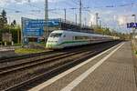 Auf der Fahrt von Berlin nach Kln durchfhrt 402 043 ohne Zwischenhalt den Solinger Hauptbahnhof und wird wenige Minuten spter das Ziel zu Fen des Klner Doms erreichen.