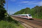 Der Triebzug 9490 ist am 21.05.25 nur noch wenige Minuten vom nchsten Zwischenhalt in Berlin-Sdkreuz entfernt, als der Zug durch den Bahnhof Ludwigsfelde eilte.