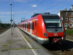Die S1 hält am 4.9.19 in Düsseldorf-Oberbilk, als hinteres der beiden Fahrzeuge ist 422 060 zu sehen.