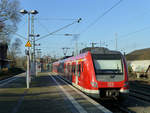 Der rote Kollege von 422 014 (https://leons.startbilder.de/bild/Deutschland~Elektrotriebwagen~BR+422/687718/die-modernisierten-422-fuhren-ende-2019.html) ist 422 084, der hier am Bahnsteig in D-Eller steht.