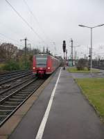 425 035 erreicht am 24.11.2012 den Bahnhof Kln-Messe/Deutz  RE8 -> Koblenz Hauptbahnhof