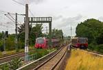 Parallelfahrt zwischen 442 333 als RB24 und einem Dreiviertelzug der Baureihe 480. Wegen Bauarbeiten an der Ringbahn fuhren die Linien S45 - S47 ber Plnterwald und ab Treptower Park weiter als S42. Hier ist der Zug gerade mitten in der Umschilderung, bereits als S42, aber noch mit dem Ziel Treptower Park zu sehen.