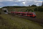 br-442-talent-ii/924146/ein-vierteiliger-talent-triebwagen-ist-in-der Ein vierteiliger TALENT-Triebwagen ist in der Umgebung von Berlin eine Seltenheit, hier verkehren �berwiegend Drei- und F�nfteiler. 442 290, der hier kurz vor der Unterf�hrung unter dem Oder-Havel-Kanal zu sehen ist, ist einer von einer Handvoll Vierteilern, die urspr�nglich in Frankfurt (Main) im Einsatz waren, und etwa 2024 nach Berlin weitergereicht wurden. Der Triebwagen ist hier als HVZ-Verst�rker der Linie RE3 zwischen Berlin-Gesundbrunnen und Angerm�nde unterwegs.