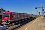 Auf der Fahrt von Stade nach Pinneberg passieren die S-Bahn-Zge 474 133 und 474 117 am 05.08.2020 die Fernbahnsteige in Hamburg-Altona.