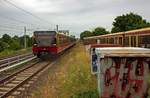 Ein Zug der Linie S46 nach Knigs Wusterhausen mit 480 054 an der Spitze erreicht am 01.07.2020 Berlin-Plnterwald.