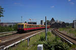 Auf dem Weg von Pankow zum Flughafen in Schnefeld erreicht ein Zug der S9 den Bahnhof Treptower Park.