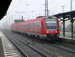 RE 1 nach Glauchau (612 099) am regnerischen 21. Dezember 17 bei der Abfahrt in Leinefelde.