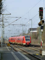 612 045 fährt aus der Abstellung auf Gleis 3 in Warburg ein. Der Zug wird dann als Regionalexpress nach Hagen fahren.
