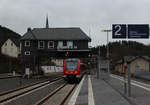 br-620-lint-81/598936/als-der-bahnhof-bruegge-fuer-die Als der Bahnhof Brgge fr die Wiedererffnung der Strecke aus Richtung Meinerzhagen erneuert wurde, blieb das alte, denkmalgeschtzte Reiterstellwerk erhalten. Gesteuert wird der Bahnhof mittlerweile freilich von einen ESTW-Rechner, der in dem weien Zweckbau im Hintergrund angesiedelt ist. 620 024 setzt seine Fahrt in Richtung Ldenscheid fort.
