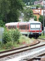 BR 628/275863/628-271-ist-am-23062013-in 628 271 ist am 23.06.2013 in Weinheim abgestellt. Er dient vermutlich der werktglichen Verdichtung der Regionalbahnen auf der Weschnitztalbahn nach Frth im Odenwald auf einen 30-Minuten-Takt.