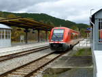 641 019 der OBS wartet am 31.10.17 auf Gleis 1 des Bahnhofs Rottenbach auf Fahrgäste Richtung Katzhütte.