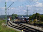 br-642-desiro/535235/ein-saechsischer-desiro-642-047-ist Ein sächsischer Desiro (642 047) ist am 16.10.16 auf der Pfefferminzbahn unterwegs. Während der Zug gerade in Großheringen aus der Halteposition zum Bahnsteig fährt, steht 442 103 weiter abgestellt daneben.