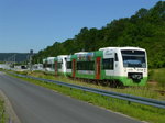 RB nach Erfurt, 23.6.16. Der aus Meiningen kommende Zug hat gerade im nörlichen Bahnhofsbereich von Grimmenthal gehalten, vorne ist diesmal STB VT 120