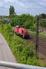 BR 294/705601/zahlreiche-gueterzuege-vor-allem-zu-den Zahlreiche Gterzge, vor allem zu den hufig nicht elektrifizierten Industrieanschlssen werden im Ruhrgebiet noch mit Dieselloks der Baureihe 294 bespannt. 294 853 erreicht in Krze Oberhausen-Osterfeld.
