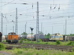 98 80 3345 266-1 (orange, links) und 98 80 3293 909-8 (beige-blau, rechts) der ITB stehen am Mittag des 26. Mai 2016 in Nordhausen zum Rangieren bereit.