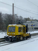 wuppertal-oberbarmen/745363/schnee-und-eisregen-sorgten-anfang-februar Schnee und Eisregen sorgten Anfang Februar 2021 für einige Störungen im Bahnverkehr. Diese zu beheben, ist unter anderem Aufgabe von des Gleiskraftwagens mit der Nummer 741.332. Am 8.2.2021 steht er auf einem der Durchfahrtsgleise in Wuppertal-Oberbarmen, wo zu dieser Zeit eh keine Durchfahrt möglich ist.