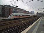 In Rummelsburg herrschte wohl Mangel an ICE2-Triebzügen. Also schickte man 411 051 und 411 056 auf die Reise von Berlin nach Köln und Düsseldorf.