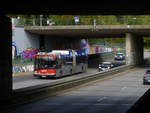 duesseldorf-eller/705497/die-bushaltestelle-am-s-bahnhof-eller-ist Die Bushaltestelle am S-Bahnhof Eller ist ein Traum aus Beton, liebevoll von zwei Unterführungen eingeschlossen. Am 4.9.19 hält sich der Bus 8402 (ein Urbino III 18 Hybrid) dort aber gar nicht lange auf, sondern fährt einfach Richtung Vennhauser Allee durch.