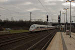 Ein 403 durchfährt auf dem Weg nach Dortmund am 28.12.16 mit hoher Geschwindigkeit den Düsseldorfer Flughafenbahnhof.