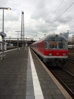 Eine nicht beschilderte n-Wagen-Garnitur fhrt in den Dsseldorfer Hauptbahnhof ein. 03.05.2012