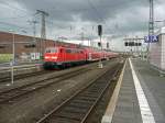 dusseldorf-hauptbahnhof/459866/111-169-verlaesst-am-250915-mit 111 169 verlässt am 25.09.15 mit einem verspäteten RE 4 Düsseldorf in Richtung Dortmund.