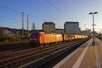 Whrend viele Loks der Baureihe 145 in den letzten Monaten an die MEG und RBH verkauft wurden, gehrt 145 044 nach wie vor DB Cargo und fhrt am 04.12.19 im letzten Licht durch Dsseldorf-Rath in