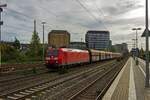 Mit einem Ganzzug aus Selbstentladewagen ist 185 168 am 27.10.22 in Dsseldorf-Rath unterwegs in Richtung Ruhrgebiet.