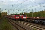 Begegnung zweier Gterzge in Dsseldorf-Rath: Whrend 189 068 mit einem Containerzug in Richtung Norden unterwegs ist, rollen 145 001 und 145 067 mit einem Ganzzug Selbstentladewagen in die Gegenrichtung.