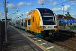 Der Desiro HC-Triebzug 3462 003 ist am 23.10.2024 auf der Linie RE1 in Richtung Eisenhttenstadt unterwegs und beschleunigt hier nach einem Zwischenhalt in Erkner.