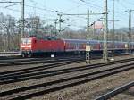 114 031 stellt am 14.3.14 ihre Verstrker-RB nach Frankfurt an Gleis 1 in Fulda bereit.