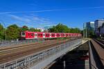 Auf der Fahrt von Poppenbttel nach Blankenese erreichen die Triebzge 472 061 und 472 016 am 05.08.2020 den Haltepunkt Hamburg-Dammtor.