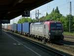 PKP Cargo mit einem langen Containerzug am 15.5.17 in Hamm; einige Container im Zug gehören China Railway Express (中欧班列), einer Marke der CR.