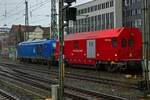 Die 248 105 der PRESS (90 80 2248 026) stand am 19.01.2023 mit einem Hilfszugwagen von DB Netz im Vorfeld des Hannoveraner Hauptbahnhofs.