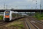 hurth/749063/wahrend-der-sommerferien-2021-war-die Wahrend der Sommerferien 2021 war die Strecke Kln-Dsseldorf wegen Bauarbeiten gesperrt. Zahlreiche Regional- und Fernzge wurden ber Opladen und Hilden umgeleitet. Die Linie RE5 aus Koblenz nahm einen anderen Weg und fuhr, ohne den Klner Hauptbahnhof anzusteuern ab Kln-Sd ber die dortigen Gtergleise in Richtung Neuss weiter. Eine Desiro HC-Garnitur auf dieser RRX-Vorlauflinie durchfhrt hier am 08.07.21 Hrth und wird wenige Minuten spter in Kln-Sd halten.