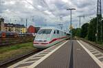 Aus Richtung Frankfurt kommend rollt eine ICE1-Garnitur mit 401 068 an der Spitze dem nchsten Halt im Klner Hauptbahnhof entgegen.