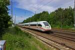 Der 13-teilige ICE4-Triebzug 9493 rauscht am 21.05.2025 sdwrts durch Ludwigsfelde.