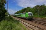 Ein Flixtrain mit 193 449 an der Spitze durchfhrt auf dem Weg in Richtung Leipzig den Bahnhof Ludwigsfelde sdlich von Berlin.