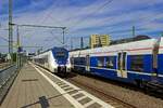 national-express/787882/begegnung-von-zwei-zuegen-der-rb48 Begegnung von zwei Zgen der RB48 in Opladen: Whrend 9442 154 in Richtung Bonn einfhrt, steht 9442 359 auf dem Nebengleis zur Weiterfahrt in Richtung Wuppertal bereit.