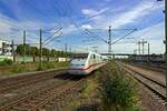 402 035 mit dem Taufnamen  Grlitz  ist am 30.07.22 als ICE von Berlin nach Kln unterwegs und durchfhrt kurz vor dem Ziel den Bahnhof von Opladen.