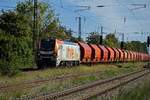 Die Euro Dual-Lokomotive 2159 223 der hvle ist am 24.09.25 mit einem Ganzzug Selbstentladewagen in Saarmund unterwegs in Richtung Westen.