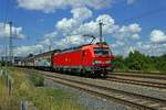 Mit einem Ganzzug aus Schiebewandwagen, die allesamt mit kleinen Kunstwerken an den Seitenw�nden aufgewertet wurden, durchf�hrt 193 398 am 19.07.2025 den Bahnhof Saarmund.