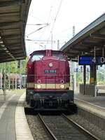 Mit Rangierlicht durchfährt 110 108 der Hörseltalbahn Gleis 4 in Weimar, 2.7.16.