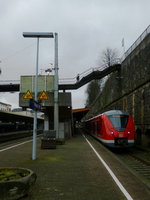 AM 23.3.16 verkehrt die S8 wegen Bauarbeiten nur bis Gevelsberg-West. 1440 324 und und ein weiterer Triebwagen warten auf Gleis 5 im Hauptbahnhof Wuppertal auf die Abfahrt.