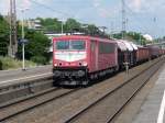 155 214, eine der letzten orientroten 155er, durchfhrt am 30.06.2010 mit einem Gterzug den Bahnhof Wuppertal-Oberbarmen.