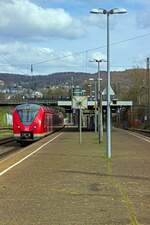 Die Linie S8 ist die letzte von der DB bediente Nahverkehrslinie auf dem Wuppertaler Stadtgebiet. 1440 305 und ein weiterer Triebwagen halten auf dem Weg nach Mnchengladbach am 03.04. in Wuppertal-Sonnborn.