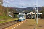 Die vor kurzem von Mettmann bis Wuppertal verlngerte S28 lsst den Zwischenhalt in Wuppertal-Sonnborn aus. Auf der Fahrt nach Kaarst fhrt 609 101 am Bahnsteig vorbei.