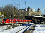 Am 12. Februar 2021 war der Bahnverkehr im Wuppertal gestört, die S-Bahn-Strecke westlich des Wuppertaler Hauptbahnhofs wurde kurzzeitig gar nicht bedient. Das teilte man den bei Minusgraden Wartenden auf dem Bahnsteig in Steinbeck allerdings nicht mit. So mussten sie selber beobachten, wie die spärlich verkehrenden S-Bahnen, wie hier die S8 nach Hagen, ohne Halt vorbeifuhren.